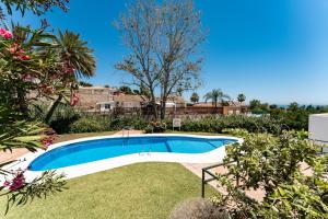 ベナルマデナにあるCasa Felizの家の庭にあるプール