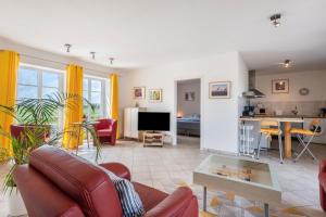 ein Wohnzimmer mit Sofa und Tisch in der Unterkunft Bi Pasders in Nordstrand