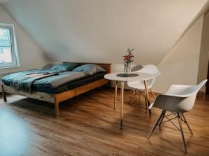 Postel nebo postele na pokoji v ubytování Landhaus Bärenstein - Pano-Blick 1