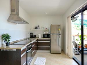 Η κουζίνα ή μικρή κουζίνα στο Chaweng Hill 2br & Private Pool