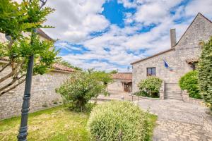 einen Blick auf ein Steinhaus mit Innenhof in der Unterkunft Maison de Campagne à Cunèges in Cunèges