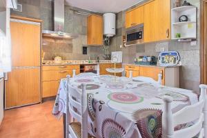 a kitchen with a table and chairs in a room at Pisos Leopoldo - Casaio in Casayo