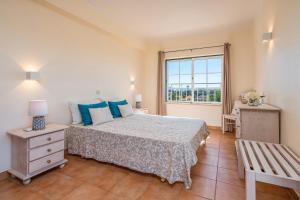 una camera da letto con un letto grande e una finestra di T2 Plaza Resort a Portimão Altre 26 foto