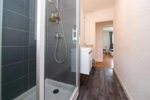 una doccia con una porta in vetro in un bagno di Appartement 3 chambres Wifi Lorient Centre a Lorient Altre 8 foto