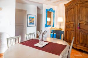 a dining room with a table with a vase on it at Les Chambres D'arrauntz in Ustaritz