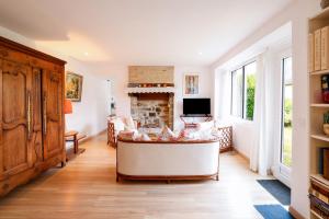 TV a/nebo společenská místnost v ubytování Maison Bretonne Calme Centre Ville