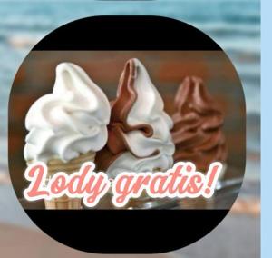 a sign with a picture of a cupcake with whipped cream at Domy z Bala przy plaży- Domki klimatyzowane - JACUZZI, SAUNA, lody, popcorn, ryba wedzona i ognisko gratis-od maja! in Dziwnówek