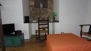 テッラチーナにあるTorrione San Lorenzo Iのベッド、テーブル、椅子が備わる客室です。