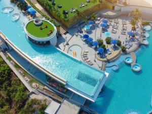 une vue aérienne d'une piscine dans un complexe hôtelier dans l'établissement Royal Cliff Beach Hotel Pattaya, à Pattaya (sud)