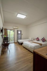 Ένα ή περισσότερα κρεβάτια σε δωμάτιο στο KN Grand Hotel