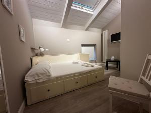 a bedroom with a bed in a room with a skylight at Shabby House -Casa indipendente su 3 Livelli nel cuore di San Benedetto del tronto in San Benedetto del Tronto
