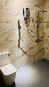 キャンディにあるHanthana Luxury Homestayのトイレとシャワー付きのバスルーム