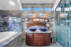 une salle de bain avec une baignoire et un lavabo dans l'établissement Emerald water vila in capital hill, à Seattle 26 autres photos