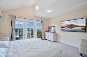 une chambre avec un grand lit et une grande fenêtre dans l'établissement Emerald water vila in capital hill, à Seattle