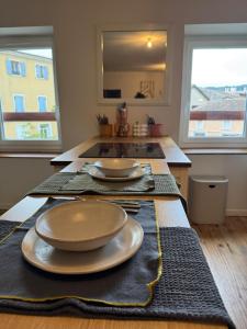 Gallery image of T2 chaleureux au coeur des vignes -vue place de Condrieu-long séjour possible in Condrieu