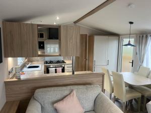 cocina y comedor con sofá y mesa en Autumn Lakefront Retreat - Free Fishing, en Amotherby 25 fotos más