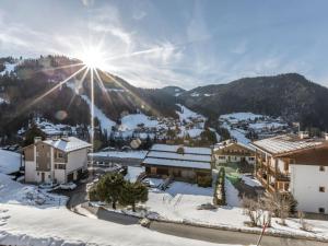 a town in the snow with the sun shining at Appartement 4★, 5 pers, ski au pied, proche centre - FR-1-304-149 in La Clusaz