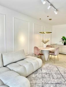 a living room with a couch and a table at Apartament DeLuxe Zamość Prywatny parking podziemny in Zamość