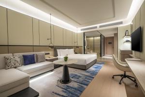 ein Wohnzimmer mit Couch und Tisch in der Unterkunft Crowne Plaza Guangzhou Window of Canton-Free Shuttle Bus Available during Canton Fair Period in Guangzhou