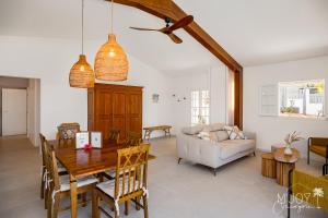 Postel nebo postele na pokoji v ubytování VILLA MAMAÔ - Élégante villa créole + 21 fotografií