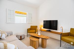 TV a/nebo společenská místnost v ubytování VILLA MAMAÔ - Élégante villa créole