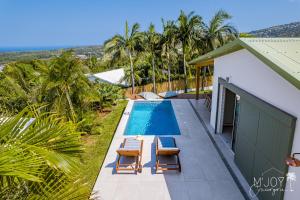 Bazén v ubytování VILLA MAMAÔ - Élégante villa créole nebo v jeho okolí