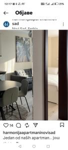 een screenshot van een kamer met een tafel en een woonkamer bij Harmonija studio & apartments in Novi Sad