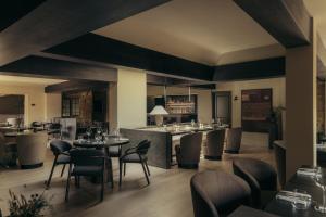 a restaurant with tables and chairs and a bar at Hyll Hotel in Chipping Campden