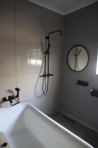 Koupelna v ubytování Light Shade Mountain