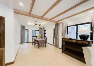 Μια τηλεόραση ή/και κέντρο ψυχαγωγίας στο 3 Bedroom Renovated Villa 3 minutes to the beach