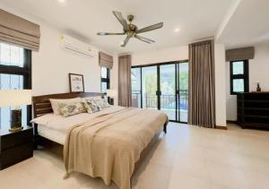 Ένα ή περισσότερα κρεβάτια σε δωμάτιο στο 3 Bedroom Renovated Villa 3 minutes to the beach