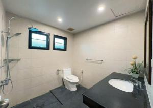 Ένα μπάνιο στο 3 Bedroom Renovated Villa 3 minutes to the beach +6 φωτογραφίες