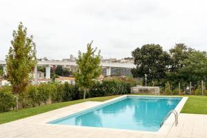Πισίνα στο ή κοντά στο Premium Apartments with Balcony, Pool & Garage by HostWise