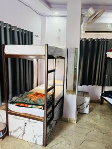 Ένα ή περισσότερα κρεβάτια σε δωμάτιο στο Vivekanand P Guest House +3 φωτογραφίες