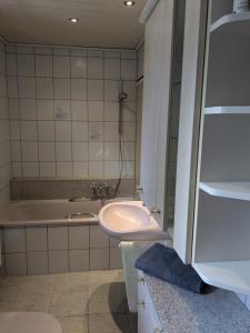 Koupelna v ubytování Apartment Seewiese Giebelstadt near DAA, A3, A7, A81
