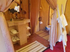 メルズーガにあるMerzouga Marvelous Campのバスルーム(シンク、テント内のトイレ付) +39枚の写真