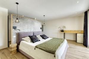 ein Schlafzimmer mit einem großen Bett mit zwei Kissen in der Unterkunft Chambre d'hôtes avec jacuzzi proche Saint Tropez in Plan-de-la-Tour