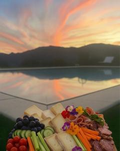ein Teller mit Obst und Gemüse auf einem Tisch in der Unterkunft Chambre d'hôtes avec jacuzzi proche Saint Tropez in Plan-de-la-Tour