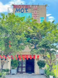 Un edificio con un cartel que dice madre no soy en Motel Mốt, en Da Nang
