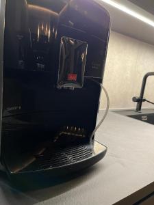 un ordenador portátil sentado en la parte superior de un mostrador en Brand new house close 2 Skiresort, en Hemsedal