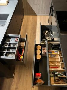 Una cocina con un armario abierto lleno de herramientas. en Brand new house close 2 Skiresort, en Hemsedal