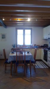 uma cozinha com mesa e cadeiras num quarto em B&B I Pioppi em Chiavenna