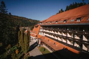 伯伊莱图什纳德丘卡什酒店的享有红色屋顶建筑的上方景色