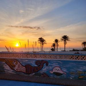 バレルマにあるAlmerimar Paraiso al Marのヤシの木を背景にしたビーチの夕日 +47枚の写真