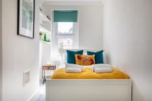 Katil atau katil-katil dalam bilik di Refurbished Modern 2BD Flat Lower Oldfield Park