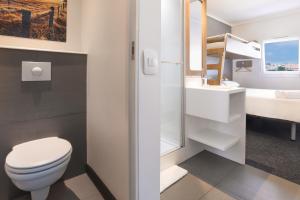 ein Badezimmer mit Toilette und Waschbecken in der Unterkunft SUN1 ALBERTON in Johannesburg