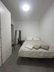 Postel nebo postele na pokoji v ubytování Slomo Place