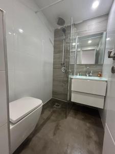 Koupelna v ubytování Slomo Place