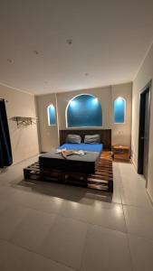 ein Schlafzimmer mit einem großen Bett in einem Zimmer in der Unterkunft Hostify Hostel and Rooftop in Hurghada + 57 Fotos