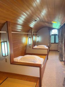 2 letti a castello in una camera con soffitto in legno di Sotoura Resort House 涛Tõ! BBQ-MAX10ppl-4min to Sotoura beach! a Shimoda Altre 29 foto